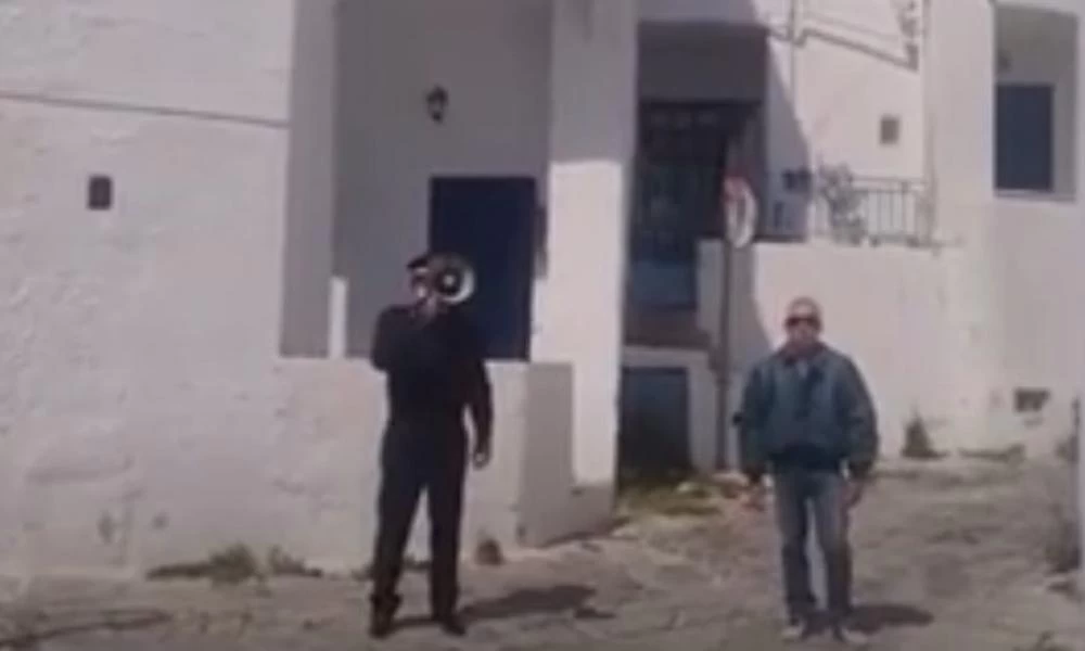 Με ντουντούκα η αστυνομία ενημερώνει στην Κίμωλο